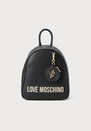 Mini-sac à dos noir en cuir texturé avec poignée supérieure, fermeture éclair dorée, poche ronde pour pièces de monnaie et logo "LOVE MOSCHINO" blanc sur le devant.