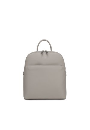 Sac à dos en cuir lisse gris clair avec dessus arrondi, fermeture éclair double, poignée simple et poche avant.