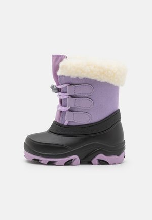 Botte d'hiver pour enfant violette et noire avec trois œillets pour lacets et bord en polaire crème, conçue pour des conditions froides et enneigées.