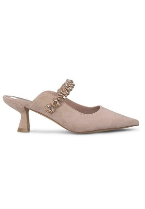 Zapato de ante beige tipo slingback con punta afilada y tacón bajo. Presenta una correa decorativa con adornos transparentes. Textura suave.