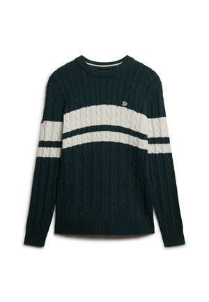 Dunkelgrüner gestrickter Pullover mit drei weißen Streifen über der Brust. Verfügt über ein Zopfmuster und gerippte Bündchen sowie einen gerippten Saum.