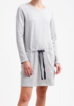 Robe grise à manches longues en tissu doux, avec une taille à cordon bleu marine. Design simple avec un col rond et une coupe décontractée.