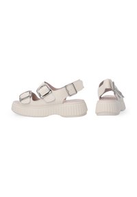 Sandalové boty s robustními podrážkami v off-white imitaci kůže, s nastavitelnými stříbrnými přezkami, otevřenou zadní částí a ribbovanou podrážkou pro trakci a styl.