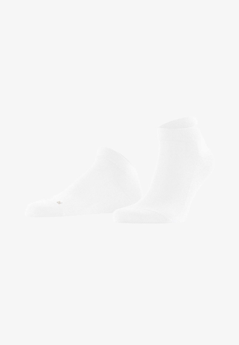 Chaussettes blanches de cheville en tissu doux, avec un revers côtelé, un design sans couture au niveau des orteils et un petit logo en couleur claire.