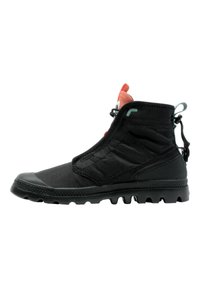 Botas de tobillo negras en un material sintético con suelas de goma. Cuentan con un cierre lateral, tejido texturizado y una lengüeta roja.