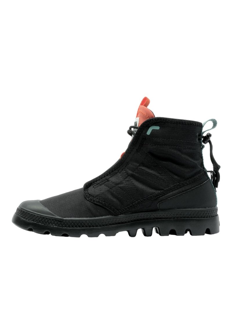 Botas de tobillo negras en un material sintético con suelas de goma. Cuentan con un cierre lateral, tejido texturizado y una lengüeta roja.