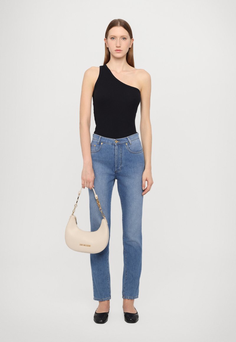 Črn bodi z enim ramenom, svetlo modre visokotravne kavbojke, bež torbica s krivuljo in zlatim verižnim ročajem, črne balerinke. Gladek material in prilegajoč kroj.