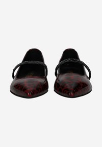 Ballerines à imprimé léopard rouge et noir avec un bout pointu et une sangle noire texturée sur le cou-de-pied. Fini brillant et texture lisse.