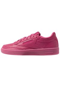 Baskets classiques Reebok à basse tige en cuir rose uni avec lacets assortis et semelle en caoutchouc texturée, logo sur le côté embossé.