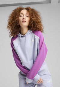 Felpa con cappuccio viola e grigio chiaro, maniche raglan, tasca a marsupio e logo ricamato. Tessuto morbido con dettagli a contrasto.