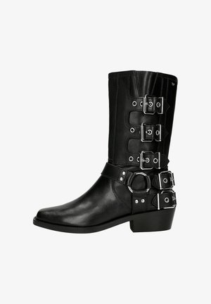 Zwarte leren kniehoge laarzen met meerdere zilveren gespen, ronde neus en een kleine gestapelde hak; soepele textuur en stevige ontwerp.