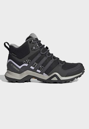 Chaussure de randonnée Adidas Terrex noire et grise avec dessus en mesh et synthétique, fermeture à lacets et semelle robuste et résistante pour terrains extérieurs.