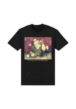 T-shirt noir avec un motif floral de pivoines et de roses dans un bol vert, sur un fond texturé rouge et violet.