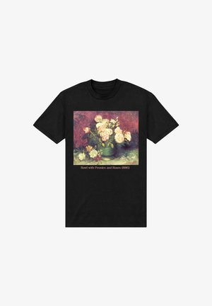 T-shirt noir avec un motif floral de pivoines et de roses dans un bol vert, sur un fond texturé rouge et violet.