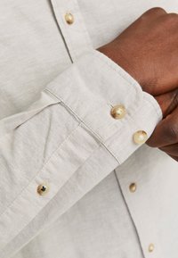 Jack & Jones JJESUMMER LINEN MIX SHIRT - Skjorter - crockery