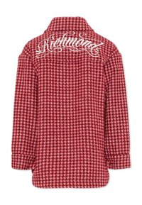 Rood en wit houndstooth-gepatroneerde jas met lange mouwen en "Richmond" geborduurd in witte schrift over de bovenrug.
