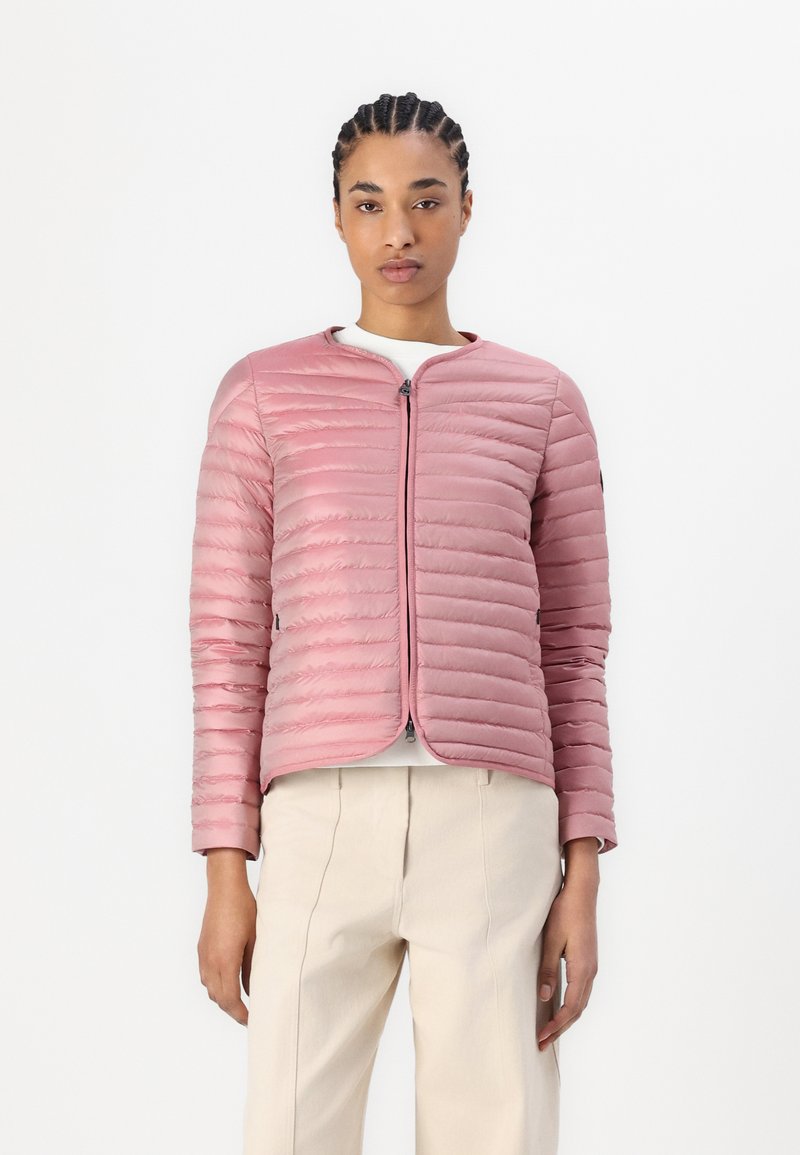 Casaco rosa acolchoado com decote redondo, costura horizontal e fecho de correr. Textura suave, leve e design ajustado.