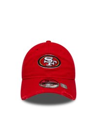 Rød baseballcaps med brodert logo, justerbar stropp, buet skjerm, teksturert stoff og synlig sømdetalj på forsiden.