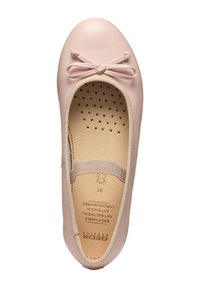 Jasnoróżowe baleriny z okrągłym noskiem i akcentem w postaci kokardy. Wykonane z miękkiej skóry, z perforowanym wnętrzem i elastycznym paskiem. Rozmiar 37.