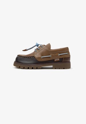 Brauner und schwarzer Lederschnürschuh mit robuster Sohle und blauen Kordelstoppern, mit seitlichen Ösen und Camper-Logoetikett.