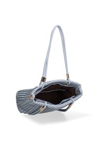 Borsa a mano blu chiaro con texture plissettata, manici sottili doppi, hardware color oro e apertura superiore che rivela un interno scuro.