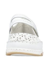 Chaussures en cuir blanc avec un design supérieur tissé, dotées d'une sangle à crochets et d'une semelle texturée pour une meilleure adhérence. Les détails incluent des accents cousus.