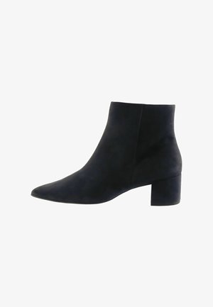 Schwarze Wildleder-Stiefeletten mit spitzem Schaft und Blockabsatz. Glatte Textur, minimalistisches Design und eine schlanke Silhouette.