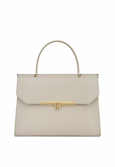 Bež usnjena ročna torba s strukturirano obliko, zgornjim ročajem in zlatim vodoravnim zaponkom na sprednji klapni.