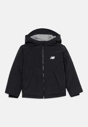 Veste à capuche noire avec fermeture éclair à l'avant et poches latérales, avec un logo New Balance blanc sur la poitrine.