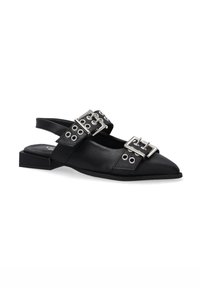 Czarne skórzane buty slingback z ostrym noskiem, z dwoma srebrnymi klamrami i detalami w postaci oczek. Niski blokowy obcas dla stabilności.