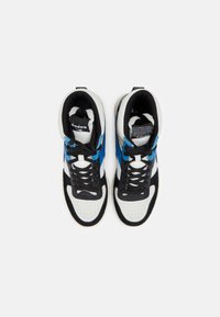 Sneakers alte in misto di materiali sintetici neri, blu e bianchi, con dettagli in suede testurizzato e punta perforata.