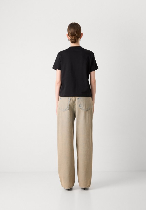 FLOCKED LOGO TEE - Print T-shirt3