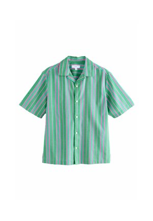 Zeleno kratkotrajno srajco s kratkimi rokavi in vertikalnimi črtami v roza, beli in modri barvi ter odprtim ovratnikom.