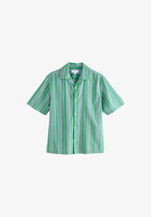 Grøn kortærmet skjorte med knapper og lodrette striber i pink, hvid og blå samt en spredt krave.