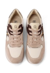 Zapatillas beige con acentos de ante, detalles metálicos y un diseño único de estampado animal. Estilo de cordones con una punta redondeada.