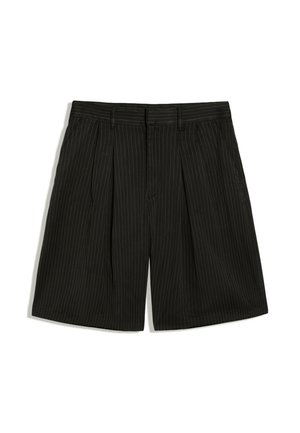 Schwarze knielange Shorts mit Nadelstreifen, Falten, Gürtelschlaufen und Seitentaschen, flach auf weißem Hintergrund gelegen.