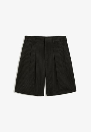 Schwarze knielange Shorts mit Nadelstreifen, Falten, Gürtelschlaufen und Seitentaschen, flach auf weißem Hintergrund gelegen.