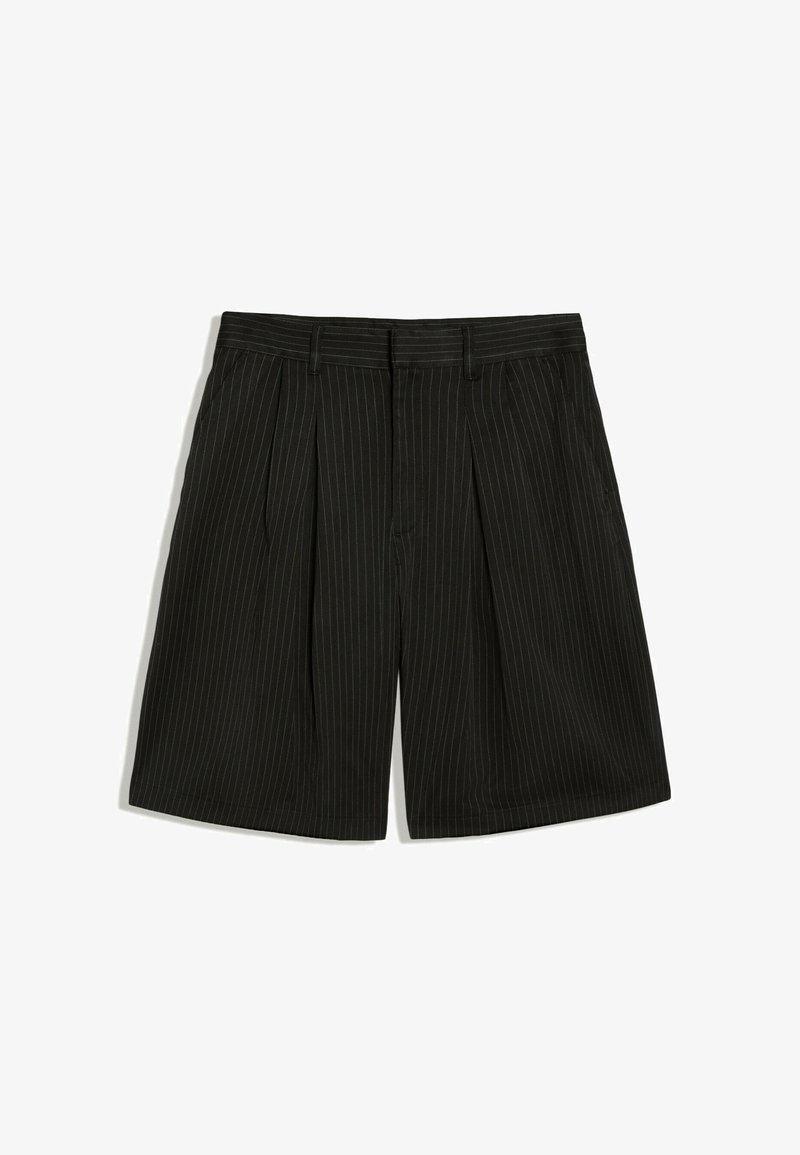 Short noir à fines rayures, longueur genou, avec plis, passants de ceinture et poches latérales, posé à plat sur fond blanc.