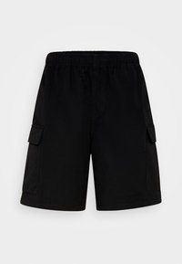 Svarta cargoshorts med elastisk midja och luckor på båda sidor, uppvisade mot en enkel vit bakgrund.