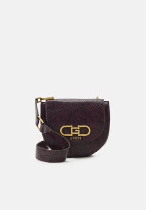 Sac bandoulière de couleur violet foncé avec embossage, sangle réglable et logo Guess en métal doré sur le rabat avant.