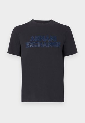 Svart T-skjorte med korte ermer og "ARMANI EXCHANGE" trykt i blått midt på brystet.