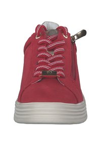 Rote Wildledersneaker mit weißen Schnürsenkeln und einem seitlichen Reißverschluss. Verfügt über eine runde Zehenpartie und eine strukturierte weiße Gummisohle mit Rillen. Akzentuierung in Gold.
