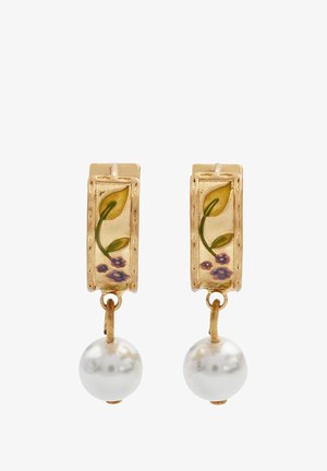 Zelta krāsas auskari ar taisnstūra ziedu dizainu, kas ietver zaļas lapas un purpura ziedus, ar baltu pērli, kas karājas apakšā.