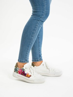 Zapatillas blancas con un patrón floral en rosa, rojo y verde en los laterales; detalles texturizados en beige; suela de goma plana y diseño de cordones.