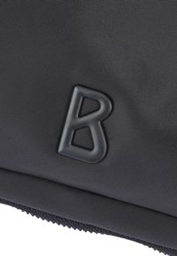 Borsa in tessuto nero con superficie testurizzata e logo in rilievo della lettera "B" in finitura opaca. Chiusura con zip lungo il bordo inferiore.
