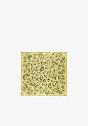 Pañuelo cuadrado amarillo con patrones de paisley verdes y naranjas distribuidos uniformemente por toda su superficie.