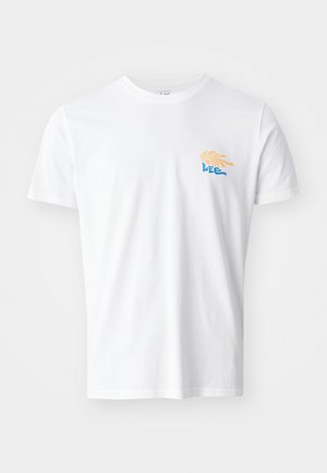 Camiseta de algodón blanca con cuello redondo y mangas cortas. Presenta un gráfico colorido con elementos amarillos y azules en el pecho.