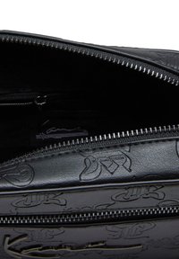 Karl Kani SIGNATURE MESSENGER - Torba preko tijela - black