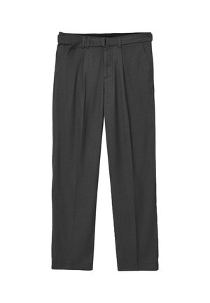 Pantalon gris foncé en tissu texturé. Caractéristiques d'un devant plissé, de passants de ceinture et d'une seule ceinture avec une boucle en métal. Design à jambe droite.