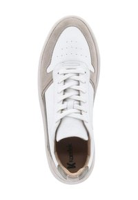 Witte sneaker met grijze suede accenten, geperforeerde neus en platte veters. Heeft een tan kleurige inlegzool met branding. Glad bovenmateriaal.